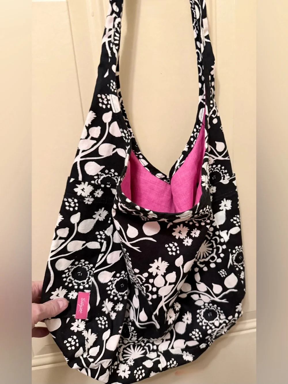 Thirty-One Reversible Hobo Bag in Black and White Floral Print Reversing to Pink